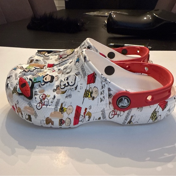 Peanuts Snoopy Charlie Brown Kids Unisex Size 4 Crocs Like New Condition - Picture 7 of 10